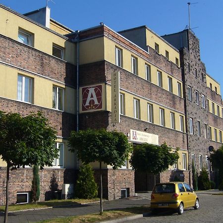 Hotel Arkadia Legnica Bagian luar foto