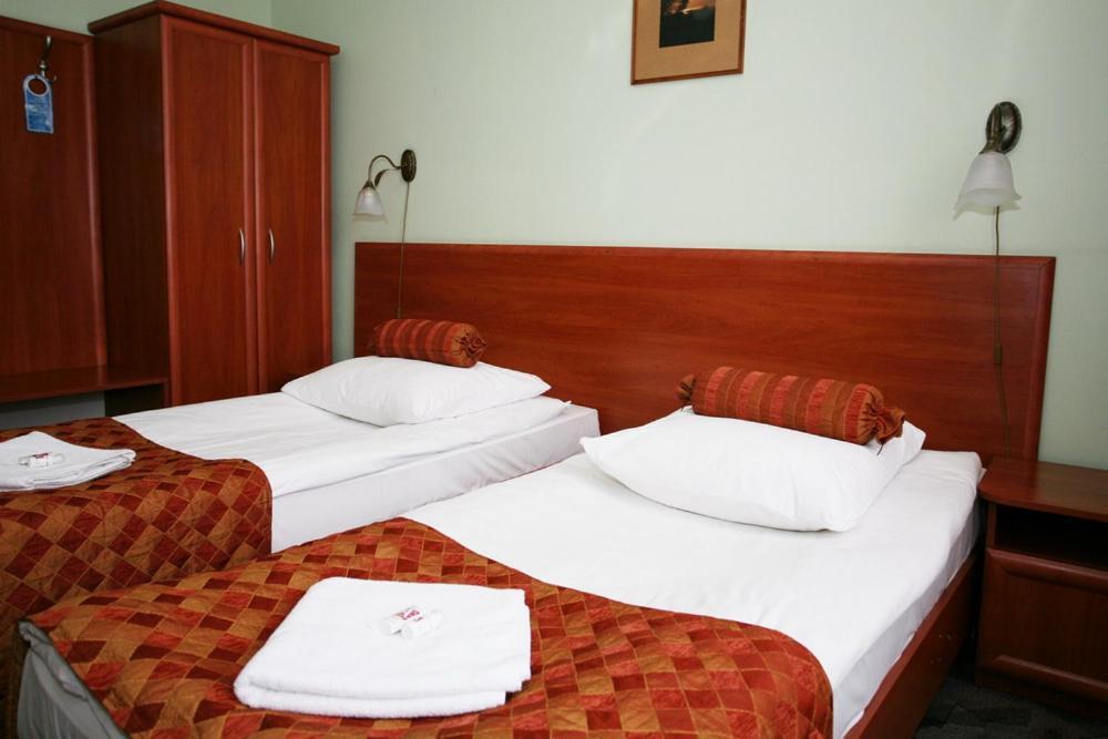 Hotel Arkadia Legnica Bagian luar foto