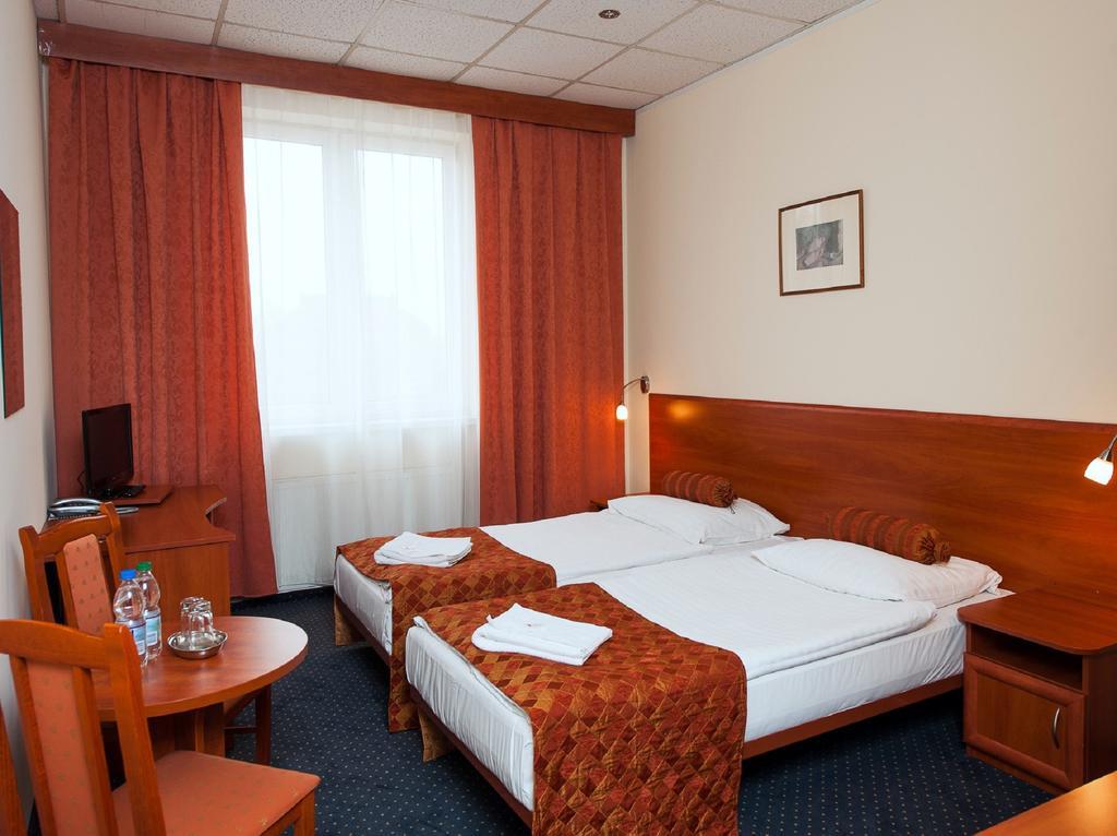 Hotel Arkadia Legnica Bagian luar foto