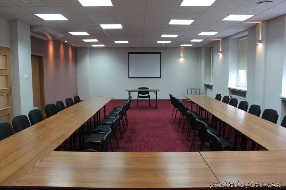 Hotel Arkadia Legnica Bagian luar foto