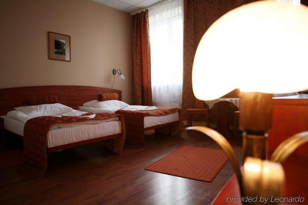 Hotel Arkadia Legnica Bagian luar foto