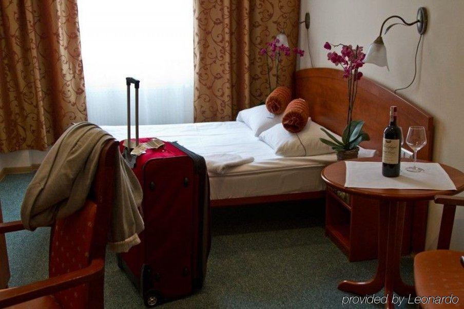 Hotel Arkadia Legnica Bagian luar foto