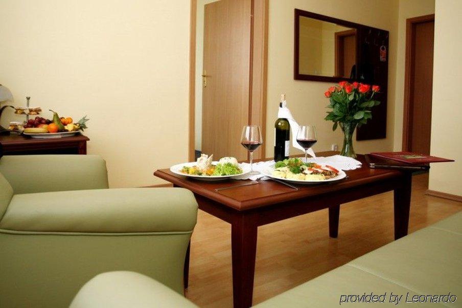 Hotel Arkadia Legnica Bagian luar foto