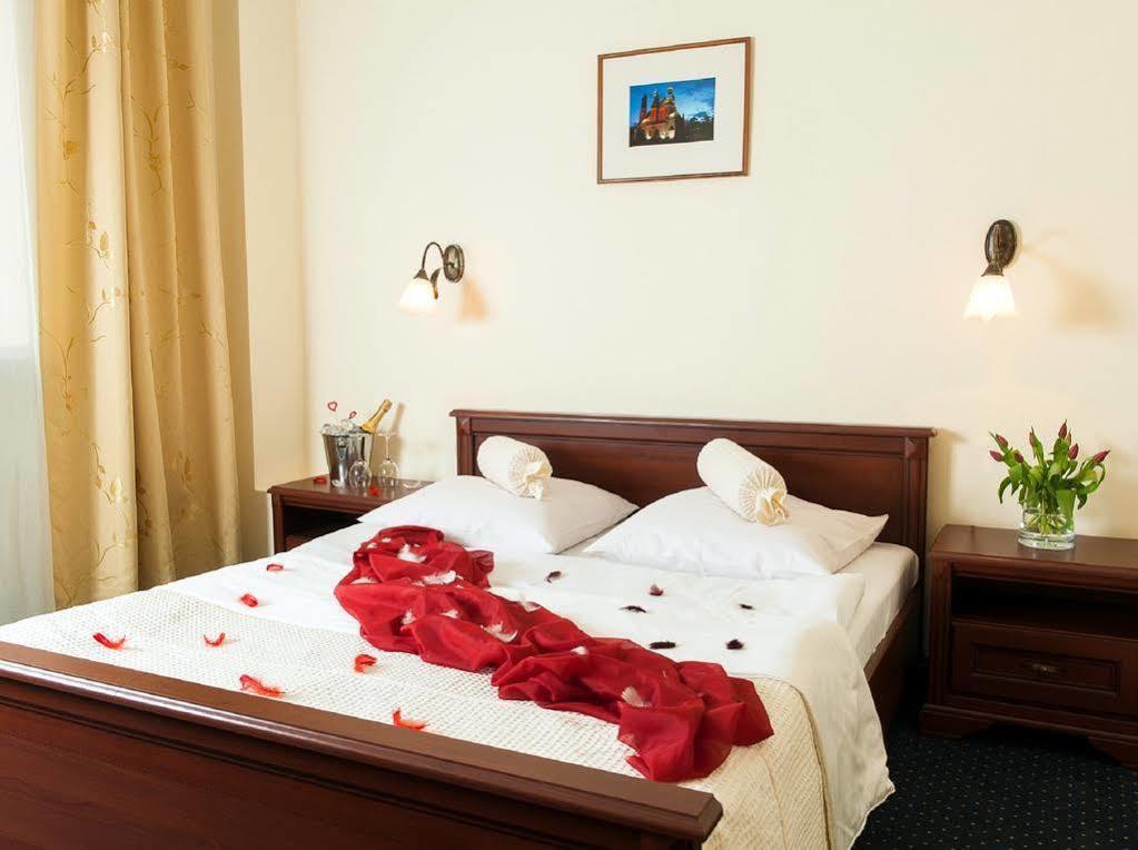 Hotel Arkadia Legnica Bagian luar foto