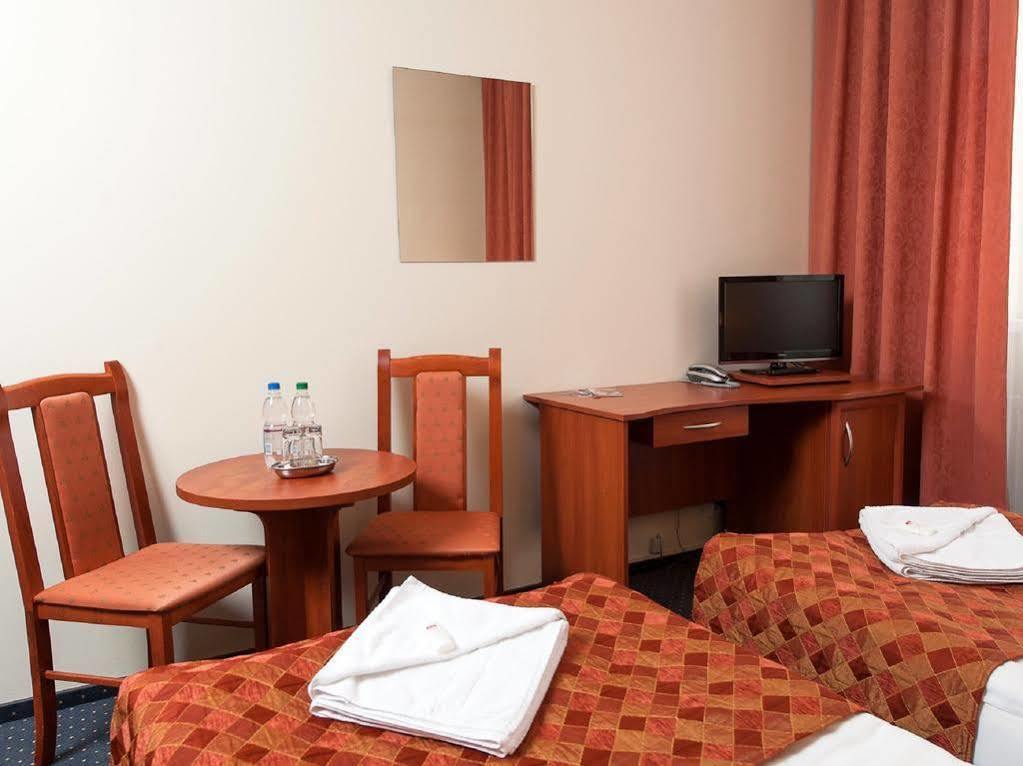 Hotel Arkadia Legnica Bagian luar foto
