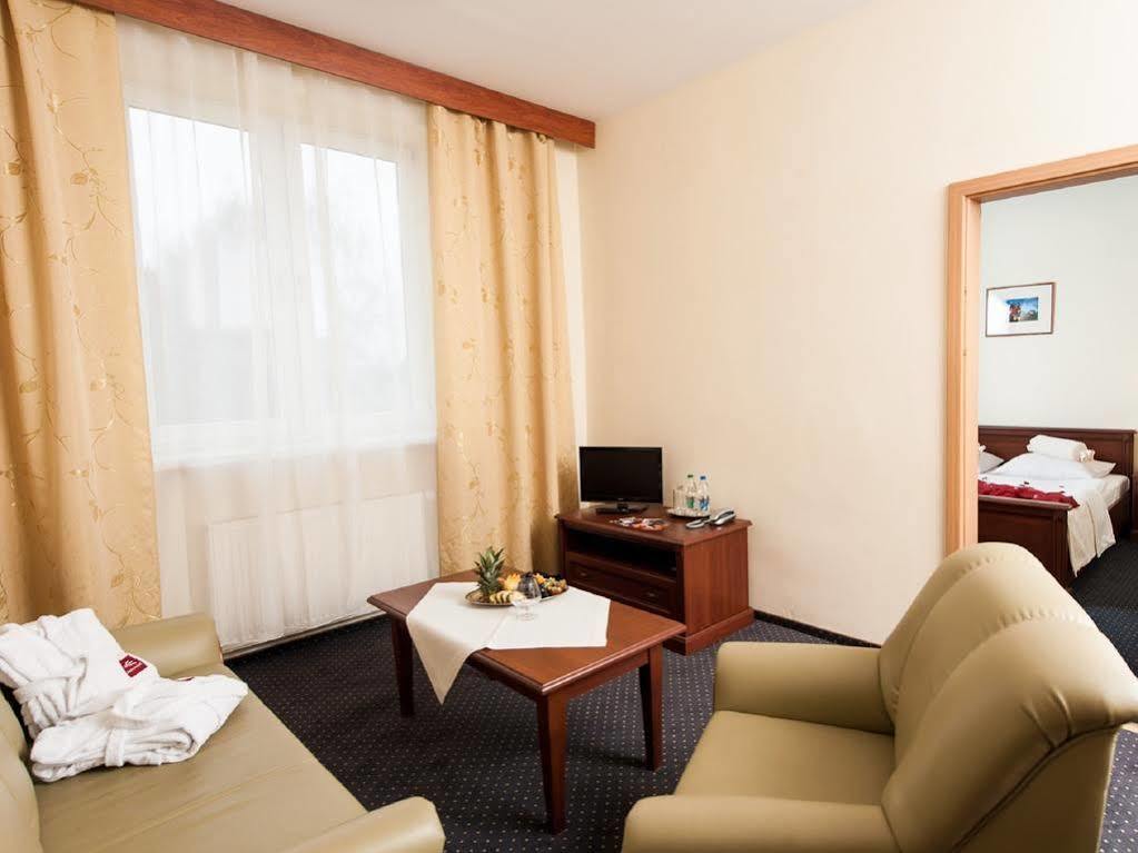 Hotel Arkadia Legnica Bagian luar foto